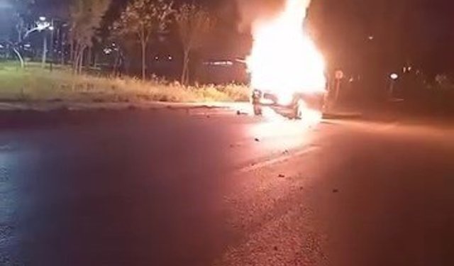 Otomobil gece yarısı alevlere teslim oldu, kullanılamaz hale geldi