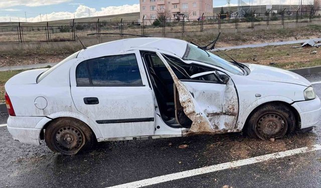 Otomobil yağmurun kayganlaştırdığı yolda takla attı: 2 yaralı