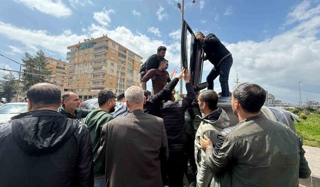 Otomobilin kaldırıma çarpıp yan yatması araç kamerasına yansıdı