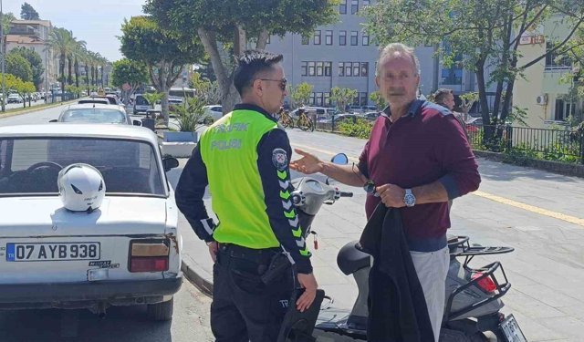 Otomobille çarpışan elektrikli bisiklet sürücüsü, park halindeki aracın altına sürüklendi