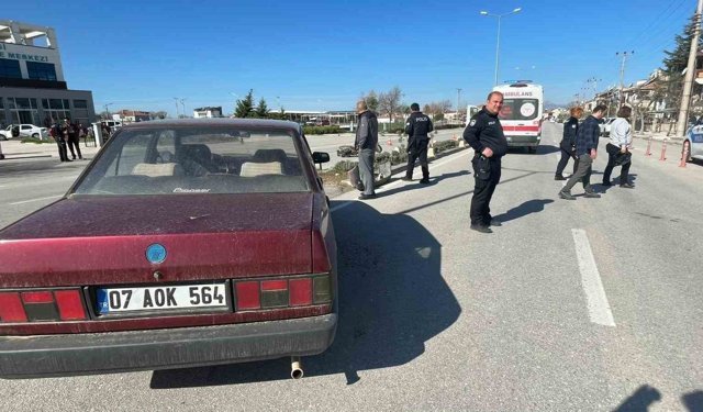 Otomobille çarpışan motosiklet karşı şeride sürüklendi: 1 yaralı