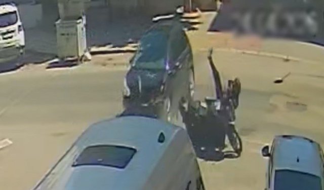 Otomobille çarpışan motosikletlinin savrularak yaralandığı kaza kamerada