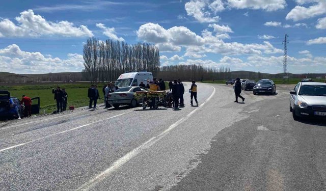 Otomobiller çarpıştı 4 kişi yaralandı