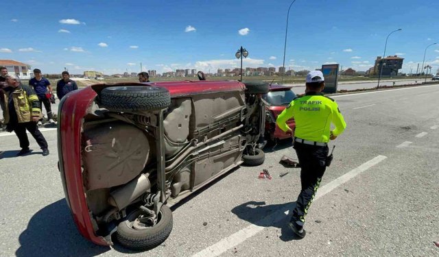 Park halindeki araca çarpan otomobilin devrildiği anlar kameraya yansıdı: 1 yaralı