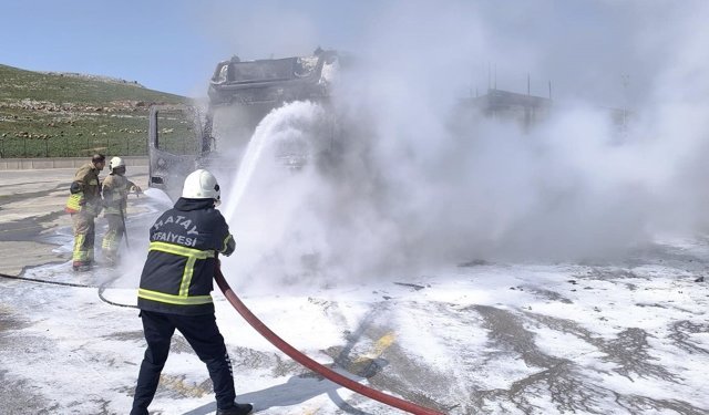 Park halindeki tır alevlere teslim oldu