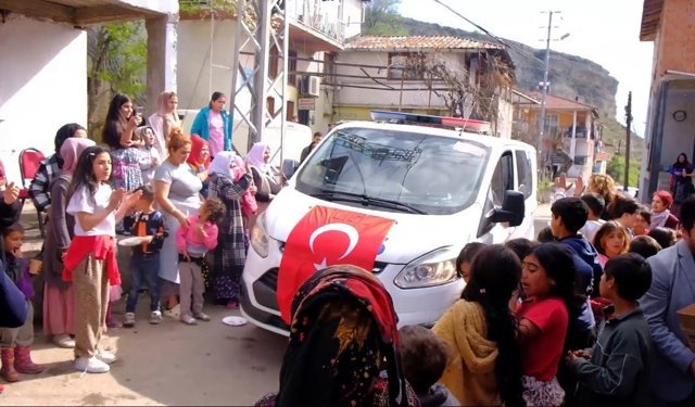 Polis ekipleri ihbarla gittikleri mahallede kutlamayla karşılandı