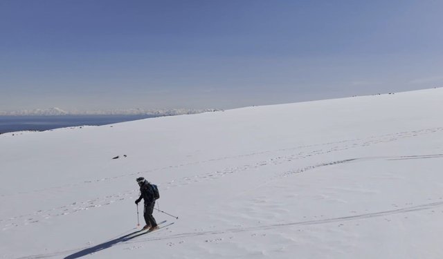 Polonyalı dağcılar Süphan Dağı'ndan kayakla indi