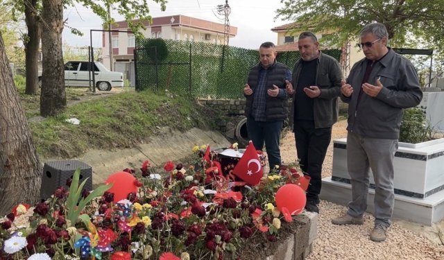 Saldırıda hayatını kaybeden Adnan'ın mezarlarına bırakılan notlar duygulandırdı