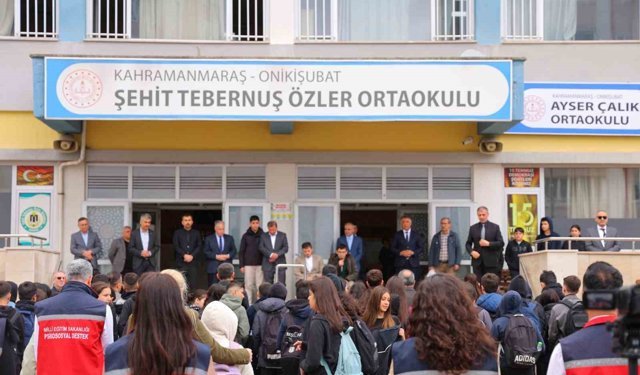 Saldırının gerçekleştiği okulun velileri çocuklarını öperek okula yolladı