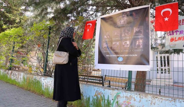 Saldırının yaşandığı okul önünde Kur'an-ı Kerim okuyup gözyaşı döktü