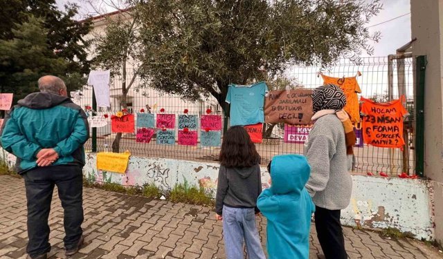 Saldırının yaşandığı okul önündeki yazılar ve görseller görenleri duygulandırıyor