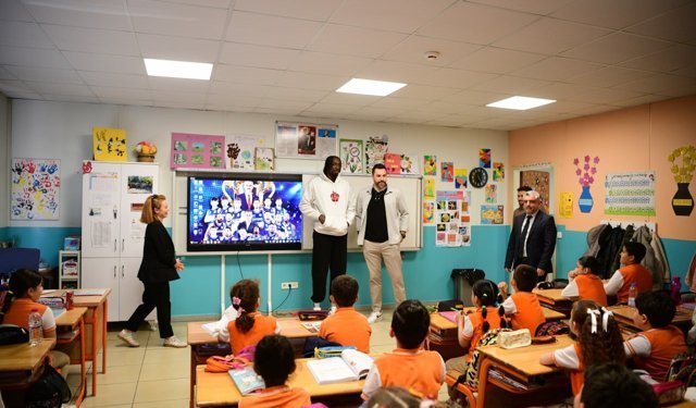 Şampiyon dev adamlar öğrencilerle bir araya geldi