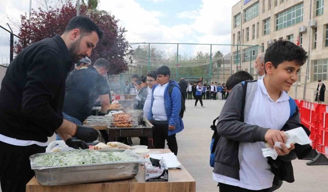 Şanlıurfa'da öğrencilere moral kebabı
