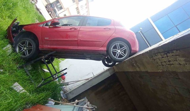 Şarampole uçan otomobil dik kaldı: 1 yaralı