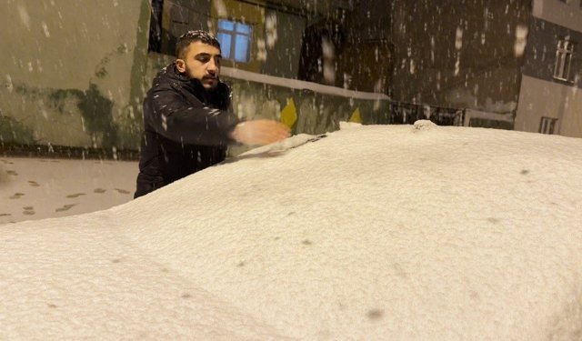 Sarıkamış'a kış geri döndü: Kar kalınlığı 15 santimetreyi aştı