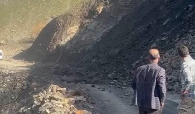 Sason'da köy yolunda heyelan