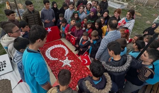 Şehit Mete Okur adını taşıyan okulun öğrencileri tarafından mezarı başında anıldı