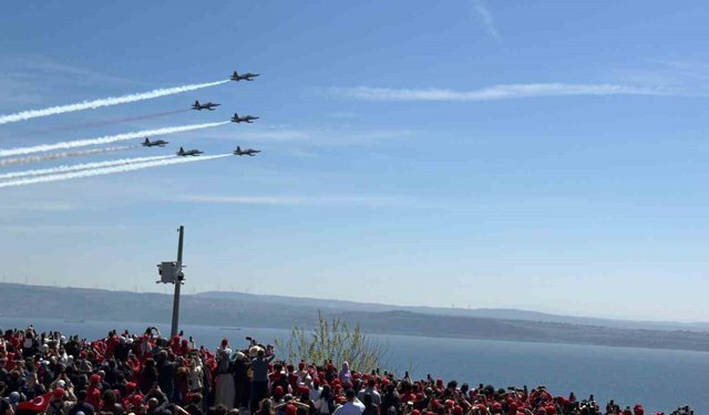 Şehitler Abidesi'nde Türk Yıldızları gösterisi nefesleri kesti