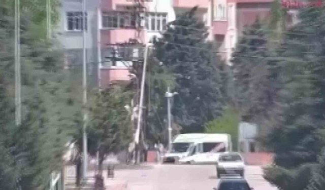 Servis minibüsü kaldırıma çarparak durağı yere serdi: İki genç kızın saniyelerle kurtulduğu kaza anı kamerada