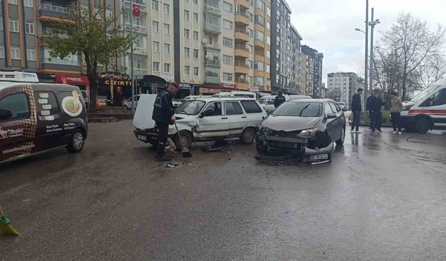 Seydişehir'de iki otomobil kavşakta çarpıştı: 1 yaralı