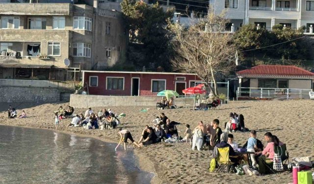 Sıcak havanın tadını sahilde değerlendirdiler