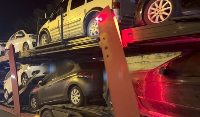 Sıfır araçların taban kısmında un çuvallarına zulalanmış şekilde uyuşturucu ele geçirildi