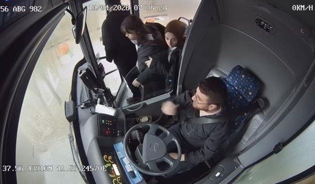 Siirt'te otobüste fenalaşan genç kız hastaneye yetiştirildi