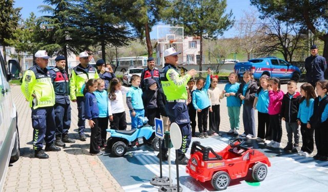 Simav'da öğrencilere trafik eğitimi
