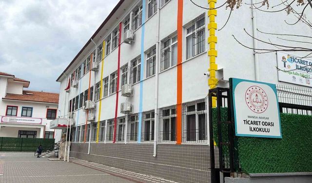 Sınıfın düşen tavan sıvası 3 öğrenciyi yaraladı