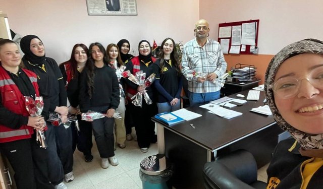 Sinop'ta öğrencilerden öğretmenlere çiçek