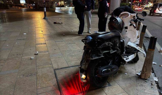 Şişli'de bir sürücü genç kıza çarpmamak için bariyerlere girdi