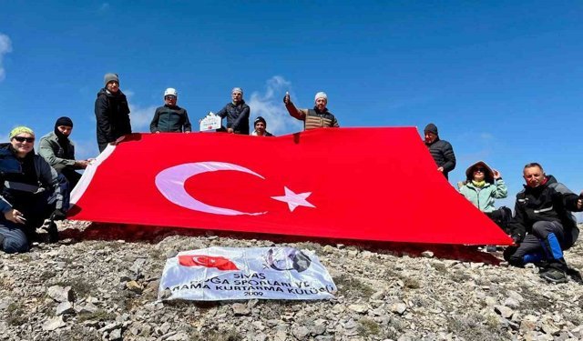 Sivaslı dağcılar 2 bin 211 metrede Türk bayrağı açtı