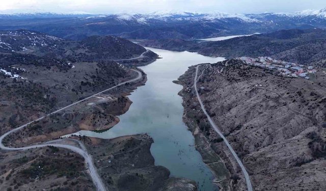 Sivas'ta 14 yıl sonra su yüzeyine çıkan köy yeniden sulara gömüldü