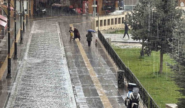 Sivas'ta kuvvetli yağmur etkili oldu, hazırlıksız yakalananlar sığınacak yer aradı