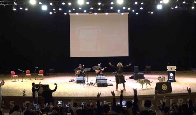 Sivas'ta Nevruz kutlamalarında renkli görüntüler: Sahneye kurtlar çıktı, şahin havada uçtu