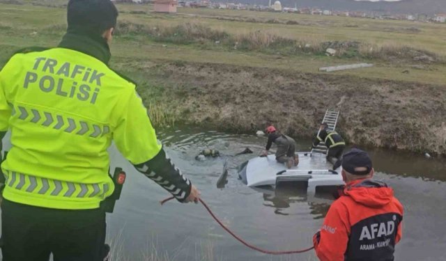 Su dolu kanala gömülmüş araç ekipleri alarma geçirdi