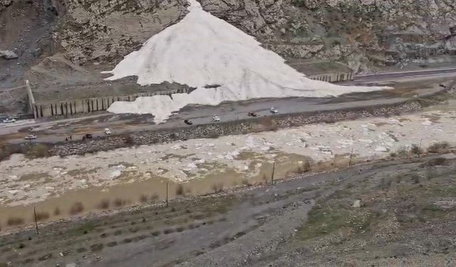 Sümbül Dağı'nda çığ devam ediyor