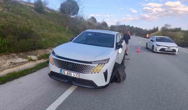 Sürücü karşı şeritten gelen otomobile çarptı: 1 yaralı