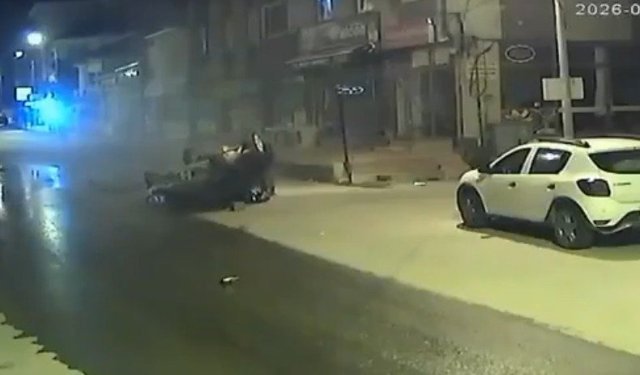 Takla atan araçtan yaralı kurtuldu, kendisine yaklaşan ördeğe kum fırlattı