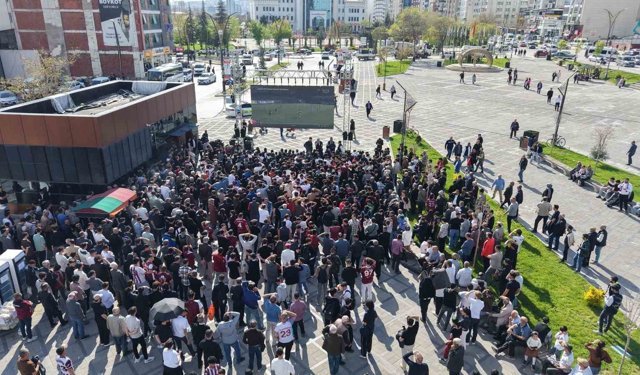 Taraftarlar Elazığspor maçını kentin göbeğinde dev ekrandan izledi