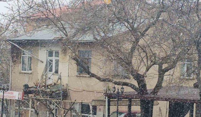 Tarihi Harput'ta nisanda kar sürprizi