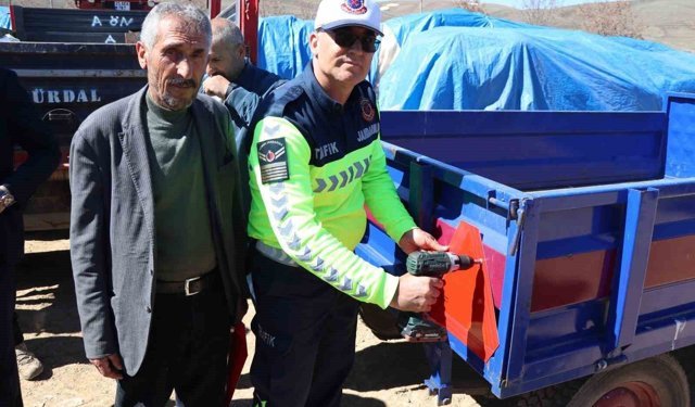 Tarla bahçe sezonu başlarken jandarmadan traktör kazalarına reflektörlü önlem
