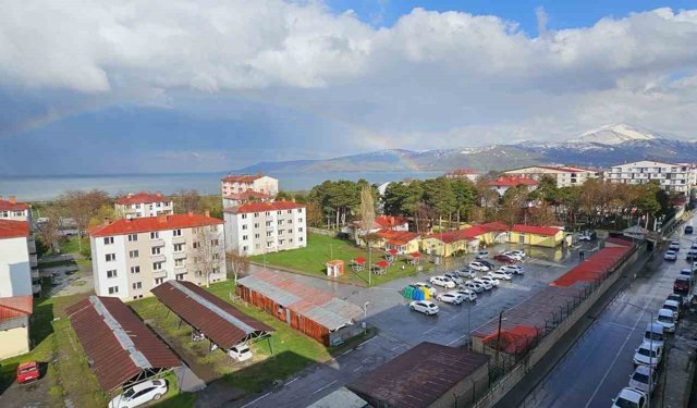 Tatvan'da gökkuşağı görsel şölen sundu