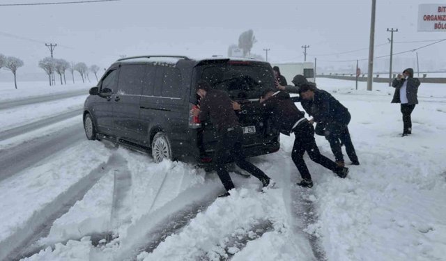 Tatvan'da nisan ayında şehir beyaza büründü