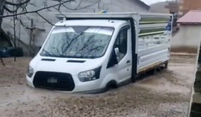 Tatvan'da sel felaketi: Araçlar ve hayvanlar mahsur kaldı