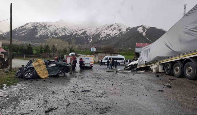 Tatvan'da tırla otomobil çarpıştı: 2 ölü, 1 yaralı