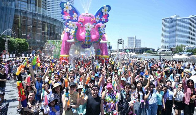 Tayland'ın en büyük bayramı Songkran Su Festivali başladı