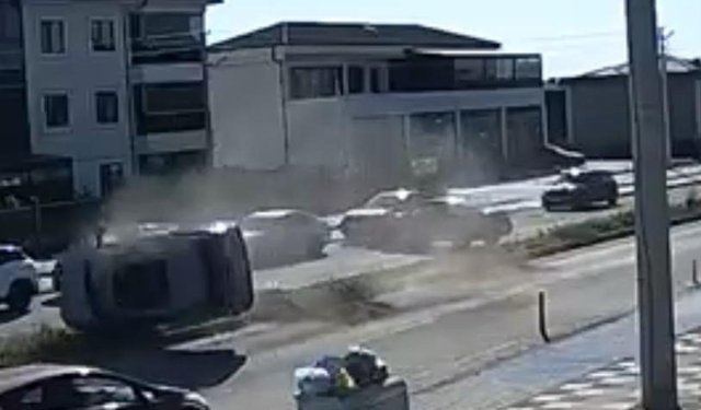 Tekirdağ'da 2'si çocuk 5 kişinin yaralandığı kaza kamerada: 25 metre boyunca taklalar attı