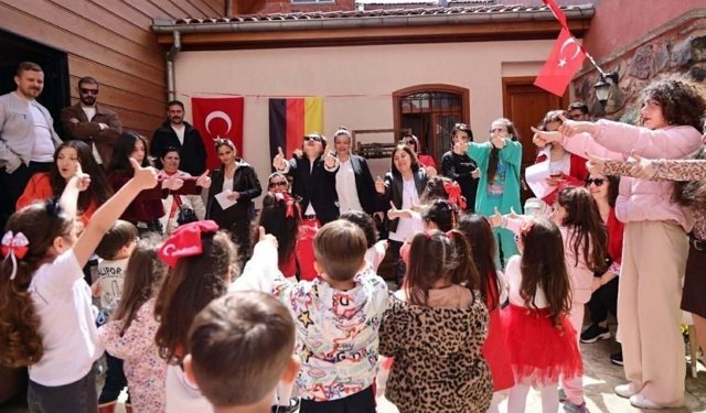 Tekirdağlı minikler Almanca öğrenerek 23 Nisan'ı kutladı
