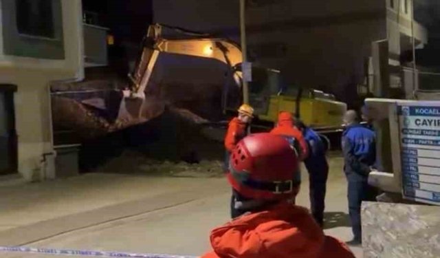 Temel kazısında toprak kaydı, çatırdama sesleri gelen 5 katlı bina boşaltıldı